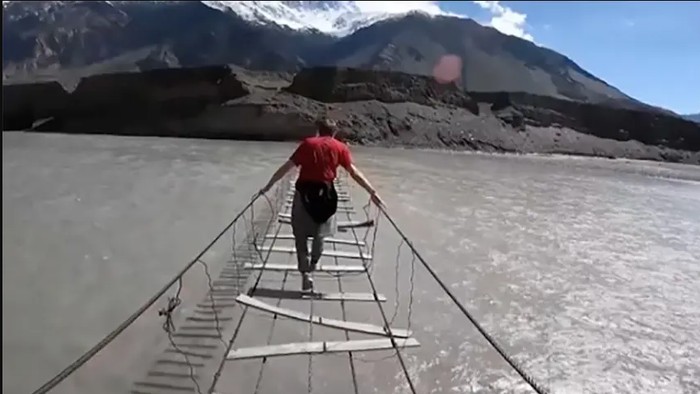 Jembatan paling berbahaya di dunia ada di Pakistan.