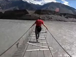 Pelancong Menjajal Jembatan Paling Berbahaya di Dunia, Berani Coba?