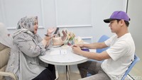 Jeremiah Rakesh yang dikenal sebagai host beberapa acara di Trans 7 seperti Makan Receh dan On The Spot, mengaku baru perdana melakukan perawatan wajah. Ia tampak berdiskusi dengan Dokter Diah. (Foto: Chelsea Olivia Daffa)