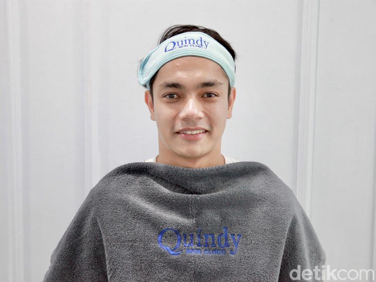 5 Potret Host Jeremiah Rakesh Jalani Perawatan ala Selena Gomez