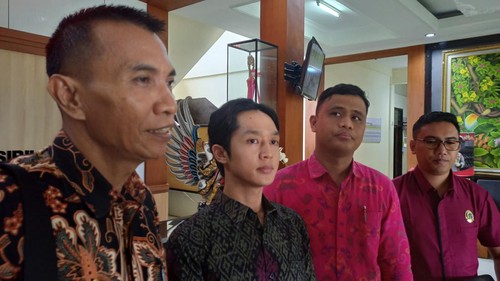 Jero Dasaran Alit (dua dari kiri) dan tim kuasa hukumnya memberikan keterangan usai memenuhi panggilan untuk menjalani pemeriksaan di Polres Tabanan, Rabu (23/9/2023).