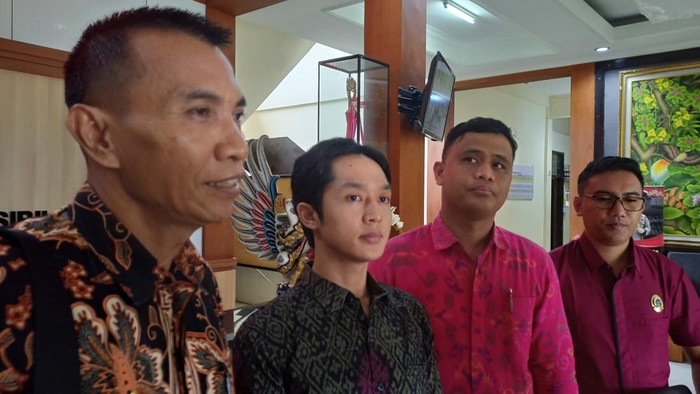 Jero Dasaran Alit (dua dari kiri) dan tim kuasa hukumnya memberikan keterangan usai memenuhi panggilan untuk menjalani pemeriksaan di Polres Tabanan, Rabu (23/9/2023).