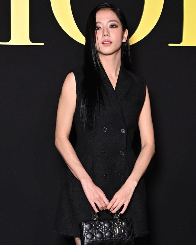 Jisoo BLACKPINK tak pernah absen dari gelaran Paris Fashion Week sejak didapuk menjadi global ambassador Dior pada 2021. Tahun ini, visual grup BLACKPINK membuat penggemar pangling karena bergaya gothic.Foto: Instagram