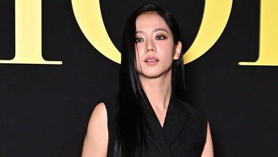 7 Gaya Jisoo BLACKPINK Tampil Gothic di Paris Fashion Week 2023