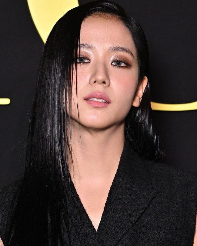 Biasanya Jisoo BLACKPINK tampil feminin dalam balutan gaun dan rambut yang di-styling curly. Namun, kali ini Jisoo memakai busana serba hitam dan model sleek hair. Foto: Instagram