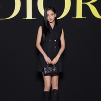 Penampilannya dilengkapi dengan koleksi tas Small Lady D-joy Bag dari Dior seharga $4,900 atau sekitar Rp 75 jutaan.Foto: Instagram