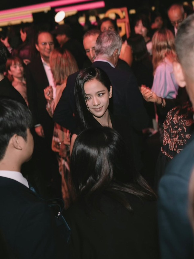 Pesona Jisoo BLACKPINK yang tampil dengan riasan smokey eyes pun menjadi perbincangan hangat di tengah penggemar. Foto: Instagram