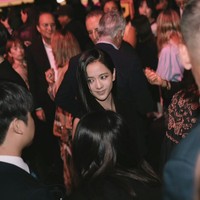 Pesona Jisoo BLACKPINK yang tampil dengan riasan smokey eyes pun menjadi perbincangan hangat di tengah penggemar. Foto: Instagram