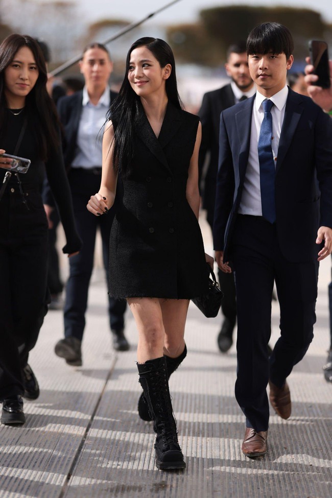 Jisoo BLACKPINK menghadiri peragaan busana Dior yang memamerkan koleksi Spring/Summer 2024 pada Selasa (26/9/2023) waktu setempat.Foto: Instagram