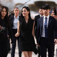 Jisoo BLACKPINK menghadiri peragaan busana Dior yang memamerkan koleksi Spring/Summer 2024 pada Selasa (26/9/2023) waktu setempat.Foto: Instagram