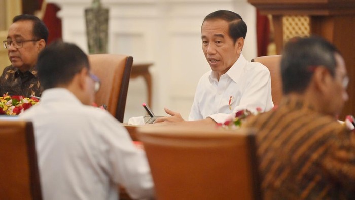 Jokowi Minta LRT Lanjut Sampai Bogor Saat Ratas Integrasi Transportasi Publik Presiden Joko Widodo (keempat kanan) didampingi Wakil Presiden Ma’ruf Amin (ketiga kanan) memimpin rapat terbatas (ratas) di Istana Merdeka, Jakarta, Rabu (27/9/2023). Ratas itu membahas integrasi moda transportasi publik. ANTARA FOTO/Akbar Nugroho Gumay/nym.