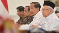 Presiden Joko Widodo (kedua kanan) didampingi Wakil Presiden Ma’ruf Amin (kanan), Menteri ATR/BPN Hadi Tjahjanto (kiri) dan Mensesneg Pratikno (kedua kiri) saat memimpin rapat terbatas (ratas) di Istana Merdeka, Jakarta, Rabu (27/9/2023).   