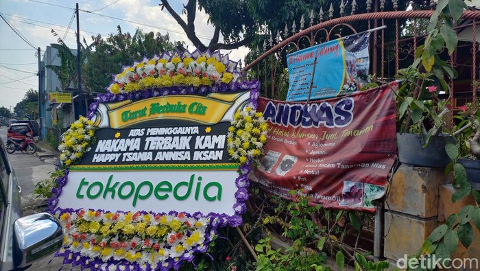 Karangan bunga duka cita di rumah wanita yang ditemukan tewas dalam kamar kos di Maguwoharjo, Depok, Sleman. Rumah duka korban di Sukoharjo. Foto diunggah Rabu (27/9/2023).