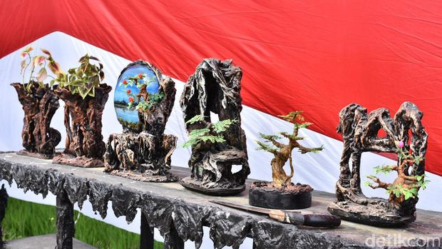 Karya seni dari limbah popok buatan warga Kabupaten Bandung, Pandi Mulyana.