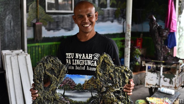 Karya seni dari limbah popok buatan warga Kabupaten Bandung, Pandi Mulyana.