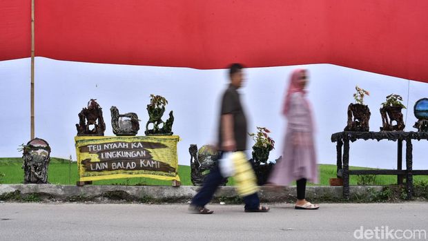 Karya tangan Pandi Mulyana, seniman asal Rancaekek Kabupaten Bandung yang ubah limbah popok jadi karya seni.