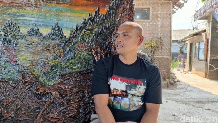 Karya tangan Pandi Mulyana, seniman asal Rancaekek Kabupaten Bandung yang ubah limbah popok jadi karya seni.