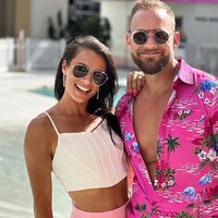 Influencer kebugaran Katy Bampton berbagi kehidupan rumah tangganya dengan Rob Bampton yang berprofesi sebagai bintang dewasa. Katy harus merelakan suaminya beradegan mesra dengan wanita lain. Foto: dok. Instagram/@itskatyfit