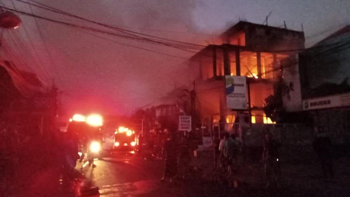 Asap masih mengepul dari lantai atas bangunan yang terbakar di Semer, Kerobokan Kelod, Kuta Utara, Badung, Bali, Rabu (27/7/2023) malam.