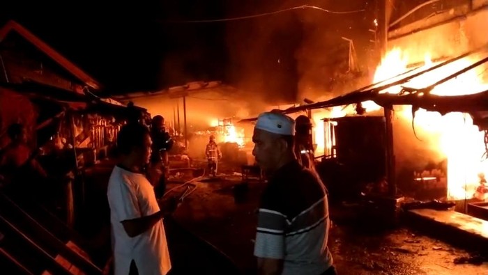 Kebakaran di Pasar Luewiliang