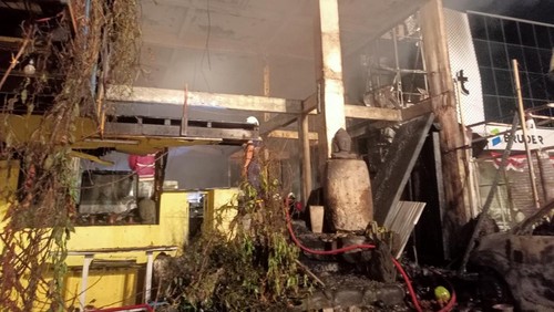 Ruko lantai tiga di Jalan Raya Semer, Kelurahan Kerobokan Kelod, Kecamatan Kuta Utara, Badung, Bali sesaat setelah terbakar, Rabu (27/9/2023) sore.