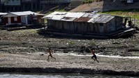 Dilansir dari Associated Press, pihak berwenang mengatakan hutan hujan Amazon di Brasil menghadapi kekeringan parah yang dapat mempengaruhi sekitar 500 ribu orang hingga akhir tahun.  