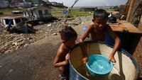 Perubahan iklim memperburuk kekeringan dengan membuat kekeringan menjadi lebih sering, lebih lama, dan lebih parah. Suhu yang lebih hangat meningkatkan penguapan, yang mengurangi air permukaan dan mengeringkan tanah dan vegetasi.