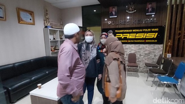 Keluarga Brigadir Setyo Herlambang, ajudan Kapolda Kaltara yang tewas mendatangi Mapolres Kendal, Rabu (27/9/2023),