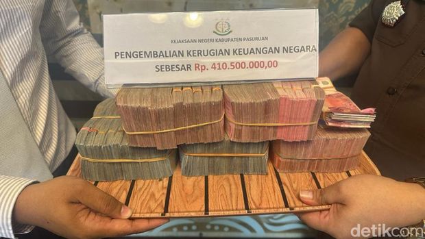 Keluarga tersangka dugaan korupsi Plaza Bangil mengembalikan uang kerugian negara kepada Kejari Pasuruan.