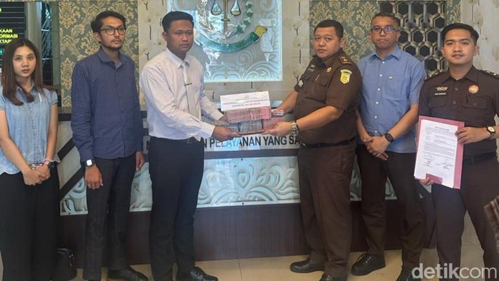 Keluarga tersangka dugaan korupsi Plaza Bangil mengembalikan uang kerugian negara kepada Kejari Pasuruan.