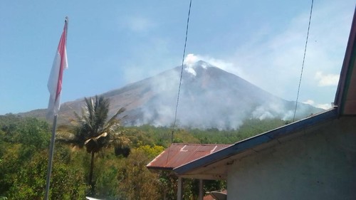 Kepulan asap putih lereng gunung Inerie di Kabupaten Ngada yang terbakar akibat puntung rokok, Rabu (27/9/2023). (Humas Polres Ngada)