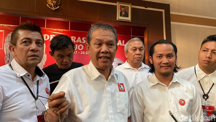 Ketua Projo Ganjar Haposan Situmorang (dua dari kiri)