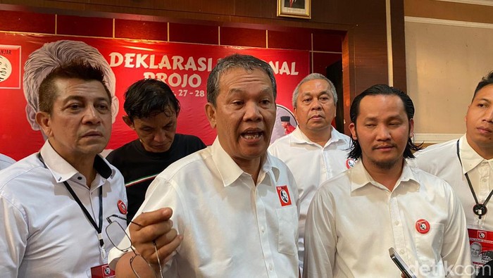 Ketua Projo Ganjar Haposan Situmorang (dua dari kiri)
