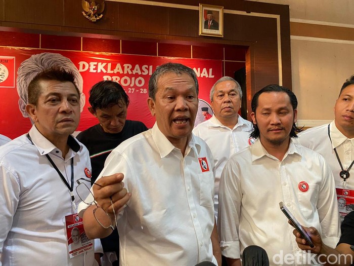 Ketua Projo Ganjar Haposan Situmorang (dua dari kiri)