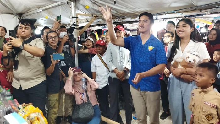 Ketua Umum PSI, Kaesang Pangarep, dan istrinya, Erina Gudono berkunjung ke Waduk Pluit, Jakarta Utara, Rabu (27/9/2023) malam.
