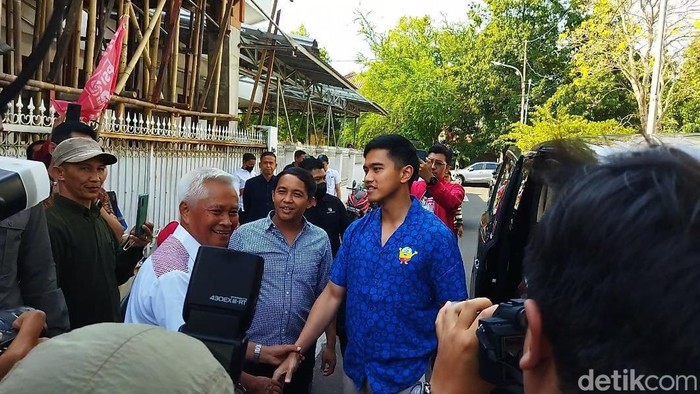 Ketum PSI Kaesang Pangarep saat tiba di markas Bara JP (Kurniawan/detikcom).