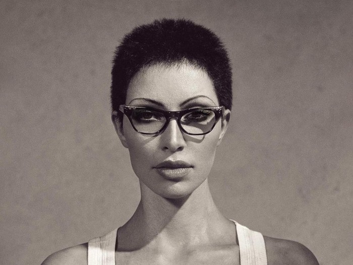 Kim Kardashian tampil dengan potongan rambut buzz cut