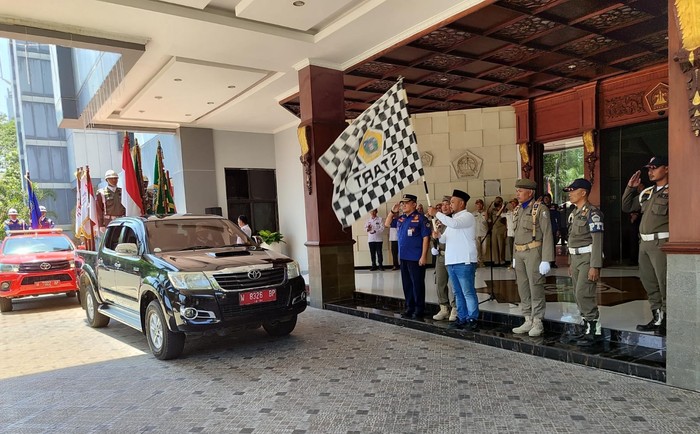 Kirab Pataka Jer Basuki Mawa Beya Tiba di Gresik, Bupati Doakan Jatim Makmur