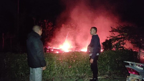 Kobaran api menghanguskan rumah yang dibakar sendiri oleh pemiliknya, FA, di Manggarai Timur, NTT. (Humas Polres Manggarai Timur)