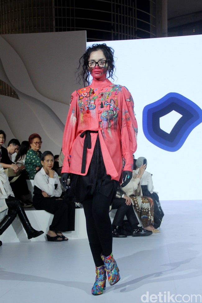 Berkolaborasi dengan seniman asal Yogyakarta Erica Hestu, Mel Ahyar menampilkan koleksi busana bertajuk bertajuk Versecapades di Fashion Nation 2023, Senayan City, Jakarta, Kamis [21/9/2023]. Mel menghadirkan busana dengan lukisan karya Erica yang bertemakan ‘multiverse’ cerita rakyat. Foto: Mohammad Abduh/detikcom.