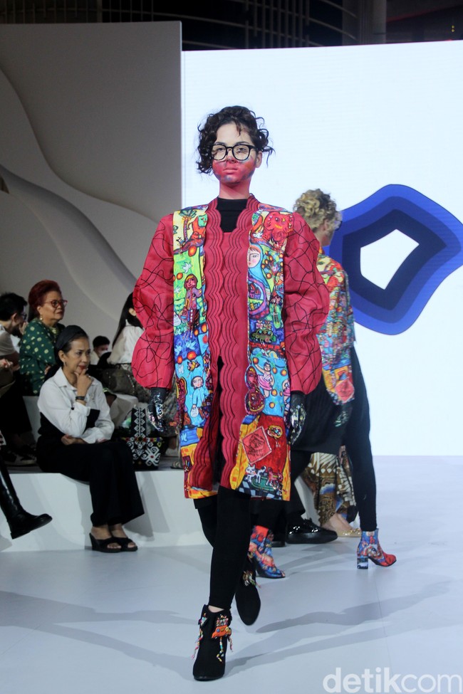 Berkolaborasi dengan seniman asal Yogyakarta Erica Hestu, Mel Ahyar menampilkan koleksi busana bertajuk bertajuk Versecapades di Fashion Nation 2023, Senayan City, Jakarta, Kamis [21/9/2023]. Mel menghadirkan busana dengan lukisan karya Erica yang bertemakan ‘multiverse’ cerita rakyat. Foto: Mohammad Abduh/detikcom.