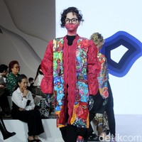 Berkolaborasi dengan seniman asal Yogyakarta Erica Hestu, Mel Ahyar menampilkan koleksi busana bertajuk bertajuk Versecapades di Fashion Nation 2023, Senayan City, Jakarta, Kamis [21/9/2023]. Mel menghadirkan busana dengan lukisan karya Erica yang bertemakan ‘multiverse’ cerita rakyat. Foto: Mohammad Abduh/detikcom.