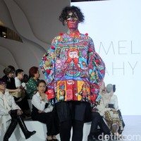 Berkolaborasi dengan seniman asal Yogyakarta Erica Hestu, Mel Ahyar menampilkan koleksi busana bertajuk bertajuk Versecapades di Fashion Nation 2023, Senayan City, Jakarta, Kamis [21/9/2023]. Mel menghadirkan busana dengan lukisan karya Erica yang bertemakan ‘multiverse’ cerita rakyat. Foto: Mohammad Abduh/detikcom. 