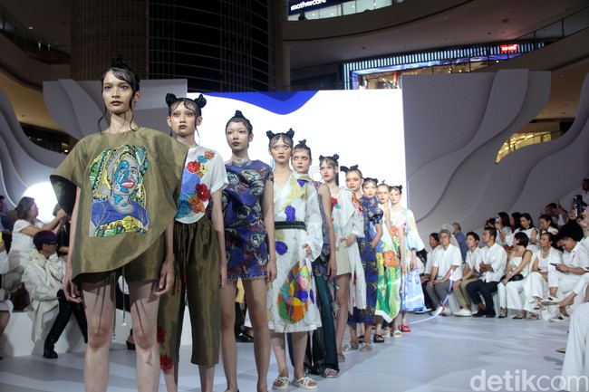Berkolaborasi dengan seniman asal Yogyakarta Erica Hestu, Mel Ahyar menampilkan koleksi busana bertajuk bertajuk Versecapades di Fashion Nation 2023, Senayan City, Jakarta, Kamis [21/9/2023]. Mel menghadirkan busana dengan lukisan karya Erica yang bertemakan ‘multiverse’ cerita rakyat. Foto: Mohammad Abduh/detikcom. 