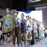 Berkolaborasi dengan seniman asal Yogyakarta Erica Hestu, Mel Ahyar menampilkan koleksi busana bertajuk bertajuk Versecapades di Fashion Nation 2023, Senayan City, Jakarta, Kamis [21/9/2023]. Mel menghadirkan busana dengan lukisan karya Erica yang bertemakan ‘multiverse’ cerita rakyat. Foto: Mohammad Abduh/detikcom. 