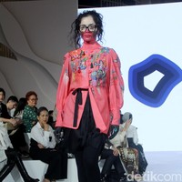 Berkolaborasi dengan seniman asal Yogyakarta Erica Hestu, Mel Ahyar menampilkan koleksi busana bertajuk bertajuk Versecapades di Fashion Nation 2023, Senayan City, Jakarta, Kamis [21/9/2023]. Mel menghadirkan busana dengan lukisan karya Erica yang bertemakan ‘multiverse’ cerita rakyat. Foto: Mohammad Abduh/detikcom.
