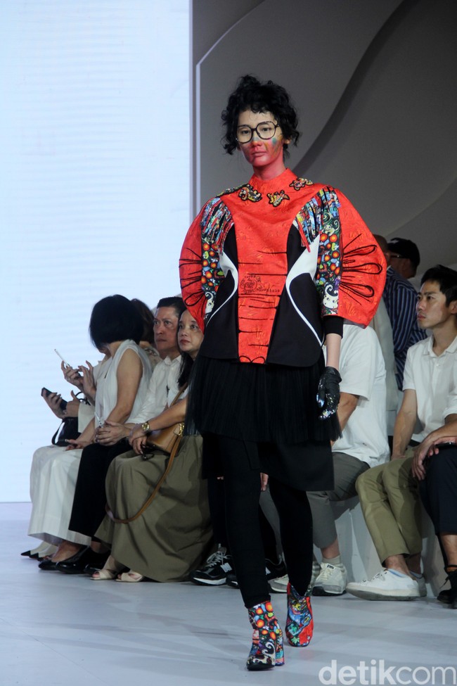 Berkolaborasi dengan seniman asal Yogyakarta Erica Hestu, Mel Ahyar menampilkan koleksi busana bertajuk bertajuk Versecapades di Fashion Nation 2023, Senayan City, Jakarta, Kamis [21/9/2023]. Mel menghadirkan busana dengan lukisan karya Erica yang bertemakan ‘multiverse’ cerita rakyat. Foto: Mohammad Abduh/detikcom.