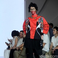Berkolaborasi dengan seniman asal Yogyakarta Erica Hestu, Mel Ahyar menampilkan koleksi busana bertajuk bertajuk Versecapades di Fashion Nation 2023, Senayan City, Jakarta, Kamis [21/9/2023]. Mel menghadirkan busana dengan lukisan karya Erica yang bertemakan ‘multiverse’ cerita rakyat. Foto: Mohammad Abduh/detikcom.