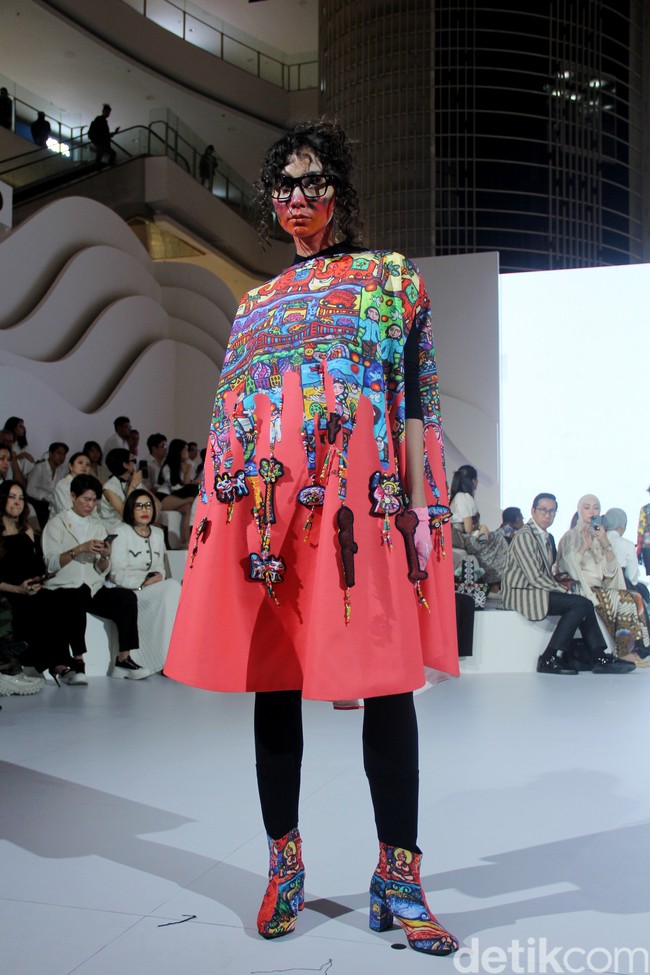 Berkolaborasi dengan seniman asal Yogyakarta Erica Hestu, Mel Ahyar menampilkan koleksi busana bertajuk bertajuk Versecapades di Fashion Nation 2023, Senayan City, Jakarta, Kamis [21/9/2023]. Mel menghadirkan busana dengan lukisan karya Erica yang bertemakan ‘multiverse’ cerita rakyat. Foto: Mohammad Abduh/detikcom.