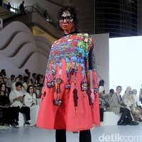 Berkolaborasi dengan seniman asal Yogyakarta Erica Hestu, Mel Ahyar menampilkan koleksi busana bertajuk bertajuk Versecapades di Fashion Nation 2023, Senayan City, Jakarta, Kamis [21/9/2023]. Mel menghadirkan busana dengan lukisan karya Erica yang bertemakan ‘multiverse’ cerita rakyat. Foto: Mohammad Abduh/detikcom.